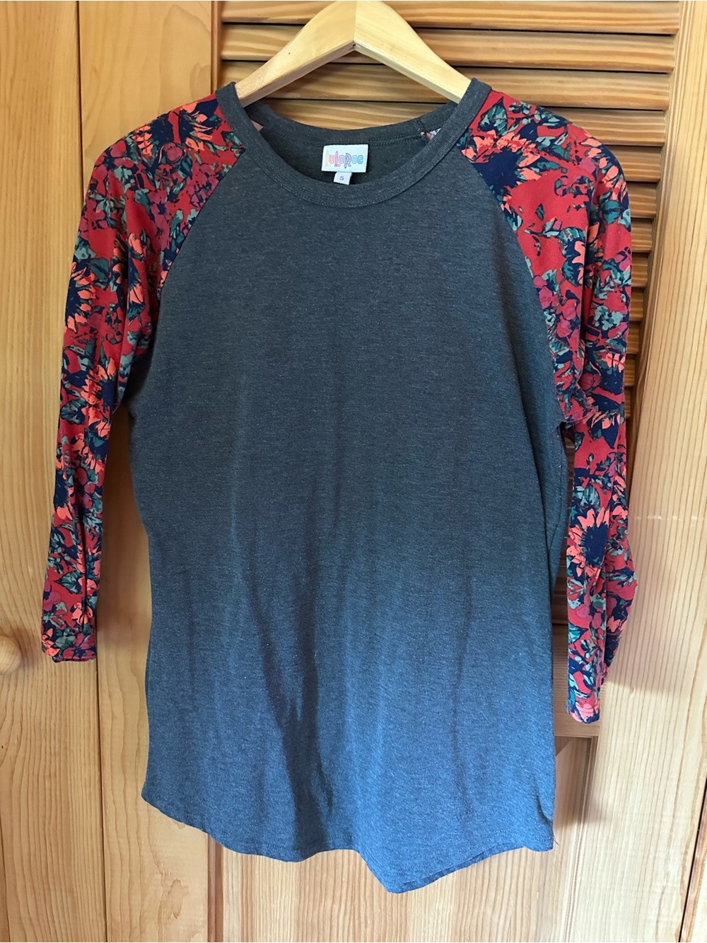 LuLaRoe women’s Charcoal Raglan Top with Red Floral Sleeves